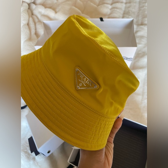 PRADA Re-Nylon BUCKET HAT YELLOW - Picture 2 of 12